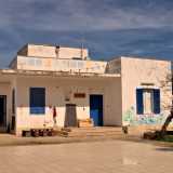 ...una graziosa villa bianca dalle persiane blu che fino a qualche anno fa ospitava l'attivo circolo Arci �Tressett�